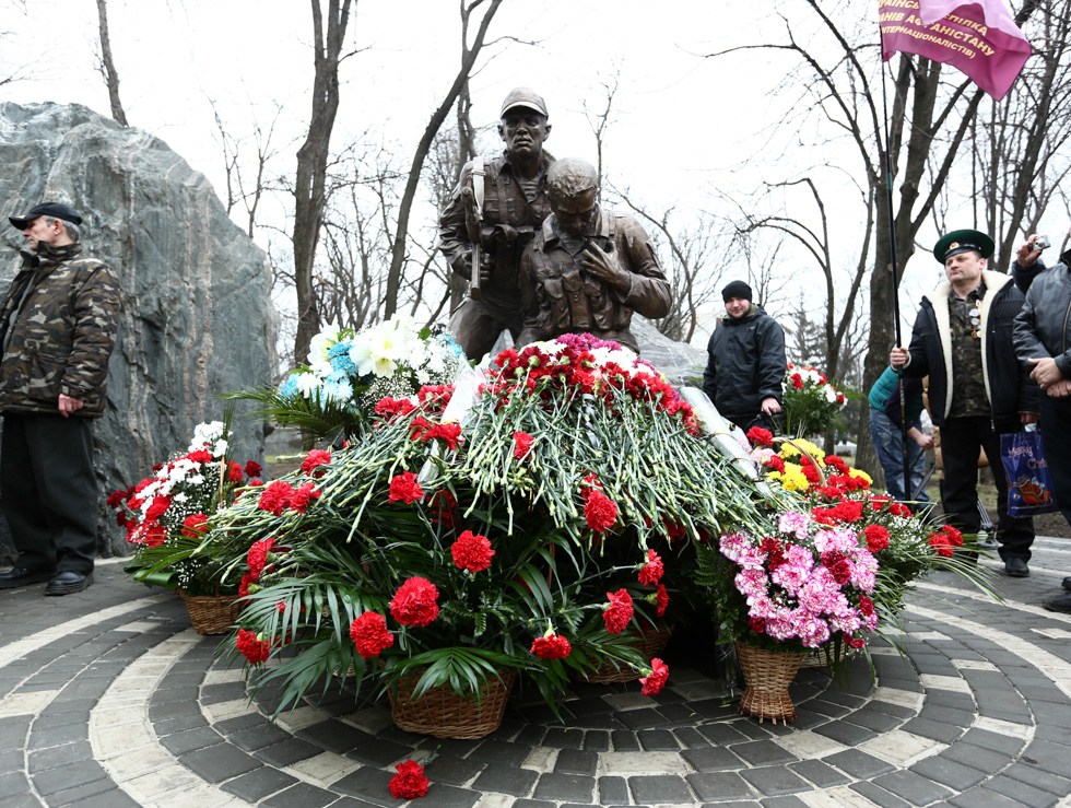 Кривой рог новости сегодня. Памятник афганцам в Кривом Роге. Воскресенск памятник афганцам. Памятник воину Кривой Рог. Кривой Рог памятник неизвестному солдату.